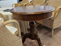 6 imitatie rotan zetels, 2 ronde houten bijzettafels met tafelkleed, 1 ronde donkerhouten bijzettafel met 1 lade op centrale voet - afbeelding 10 van  10