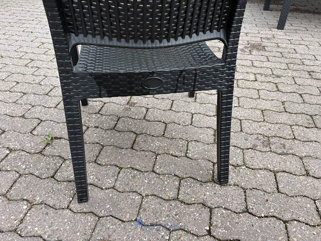6 kunststof tuinstoelen - afbeelding 4 van  7