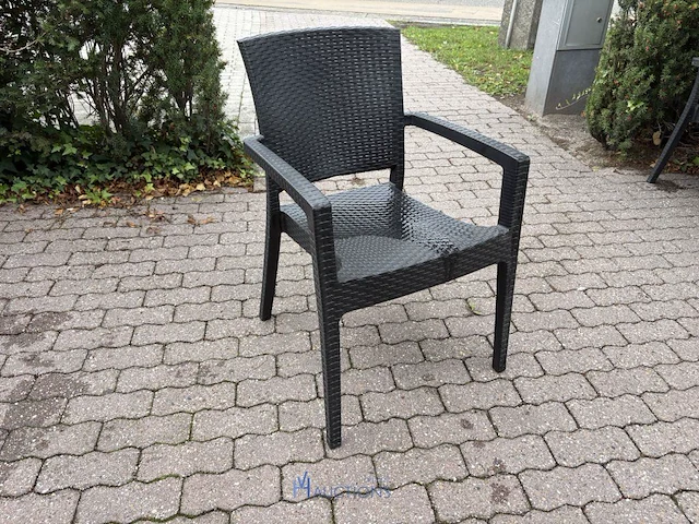 6 kunststof tuinstoelen - afbeelding 1 van  7