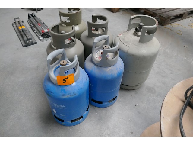 6 lege gasflessen - afbeelding 1 van  3