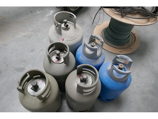 6 lege gasflessen - afbeelding 3 van  3