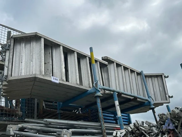 6 metalen steigerplatformen. - afbeelding 1 van  2