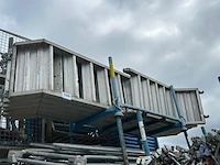 6 metalen steigerplatformen.