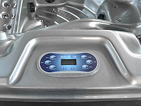 6 persoons outdoor spa met waterjets 230x230cm - zilver / zwarte zijkant incl. wifi - afbeelding 16 van  18