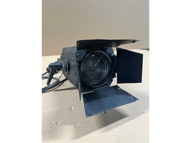 6 x adb f51 fresnel 500w 18°-65° - afbeelding 5 van  7