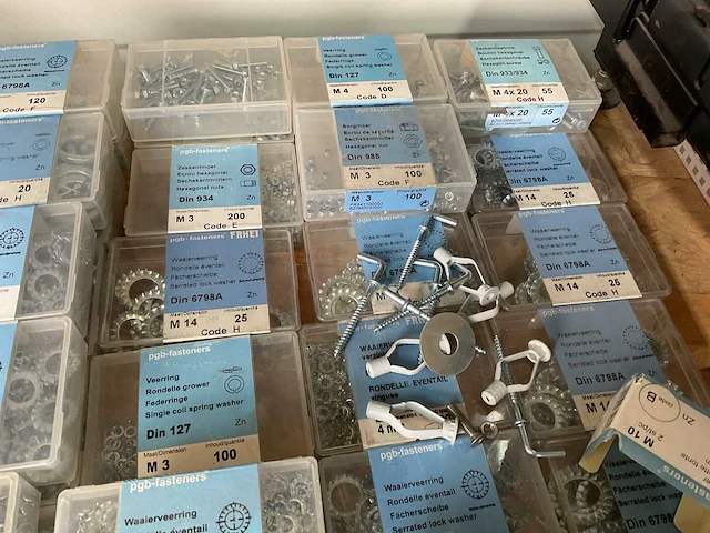 60 doosjes boutjes ringen schroeven - afbeelding 8 van  9