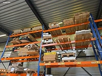 60 paletten diverse presentaiestanden, houtrestanten, magazijninrichting