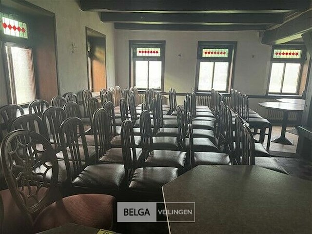 ± 60 stoelen en aantal tafels - afbeelding 4 van  22