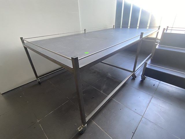 65 - dubbele presentatietafel op wielen - afbeelding 1 van  3