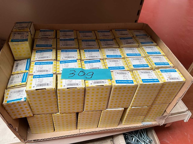 65 dozen haak nagels en moeren - afbeelding 1 van  4