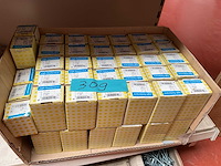 65 dozen haak nagels en moeren - afbeelding 1 van  4