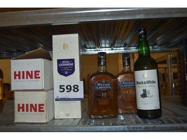 6x fles sterke drank, wo. hine vintage cognacs, royal lochnagar highland single malt scotch whisky 12 years, william lawson's aged 12 years scotch whisky, black & white classic old scotch whisky 1l - afbeelding 1 van  3