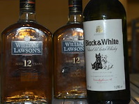 6x fles sterke drank, wo. hine vintage cognacs, royal lochnagar highland single malt scotch whisky 12 years, william lawson's aged 12 years scotch whisky, black & white classic old scotch whisky 1l - afbeelding 2 van  3