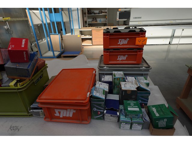 6x sorteerkoffer samen met diverse ijzerwaren - afbeelding 1 van  14