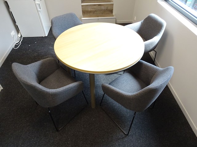 6x stoffen armstoel + tafel en bijzettafeltje - afbeelding 6 van  6