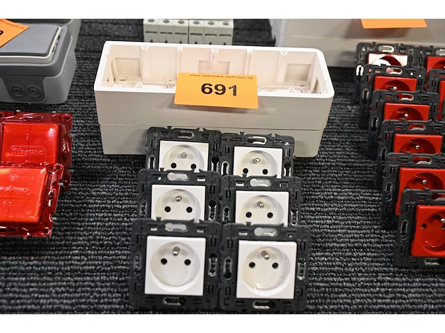 6x stopcontact legrand 2p+a - afbeelding 1 van  2