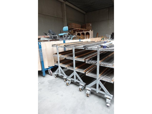 6x verrijbare metalen kar + inhoud - afbeelding 1 van  2