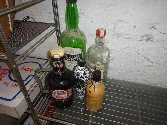 7 bier en whiskyflessen waarvan 2 gevuld - afbeelding 1 van  1