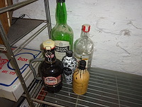 7 bier en whiskyflessen waarvan 2 gevuld - afbeelding 1 van  1