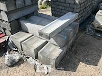 ± 7 diverse betonnen goten