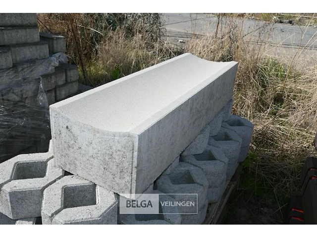± 7 diverse betonnen goten - afbeelding 3 van  4