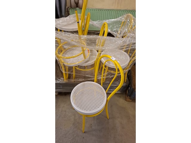 7 gele thonet stoelen - afbeelding 1 van  2