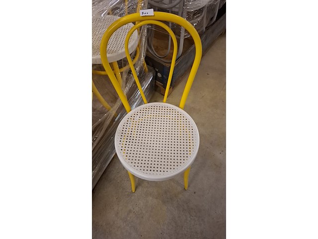 7 gele thonet stoelen - afbeelding 2 van  2