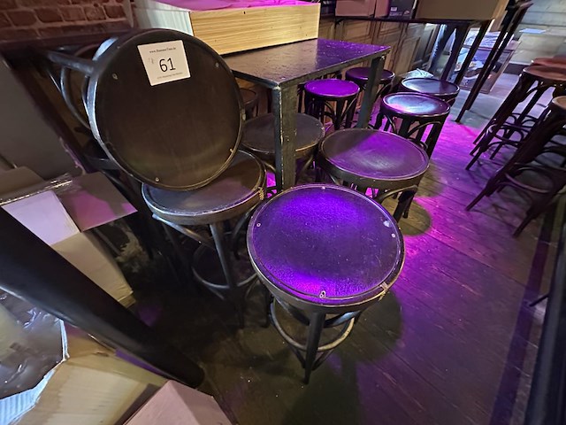 7 houten krukken - afbeelding 1 van  2