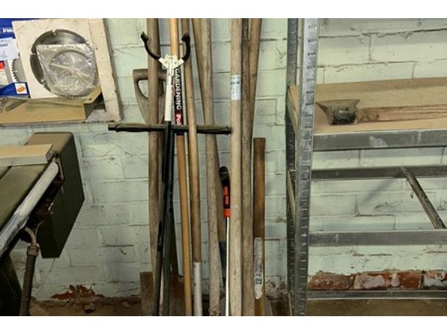 7 schoppen, 2 harken, 1 bijl - afbeelding 2 van  3