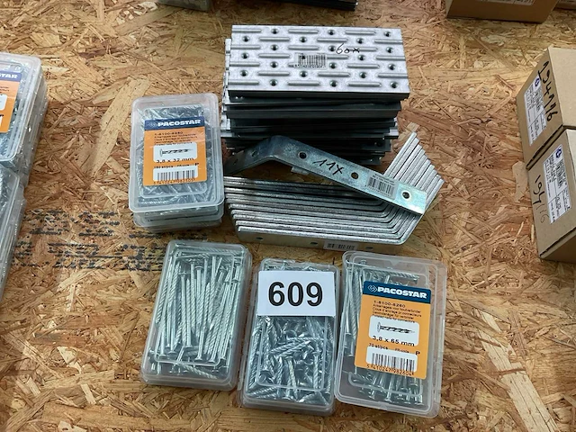 70 hout verbinders en doosjes nagels - afbeelding 1 van  6