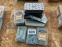 70 hout verbinders en doosjes nagels