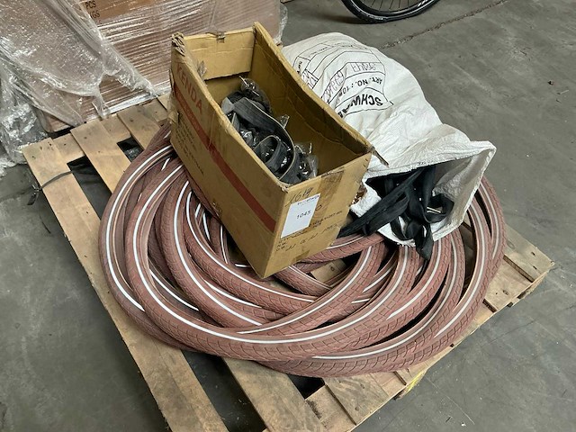 700x420 partij binnen- en buitenbanden - afbeelding 1 van  5