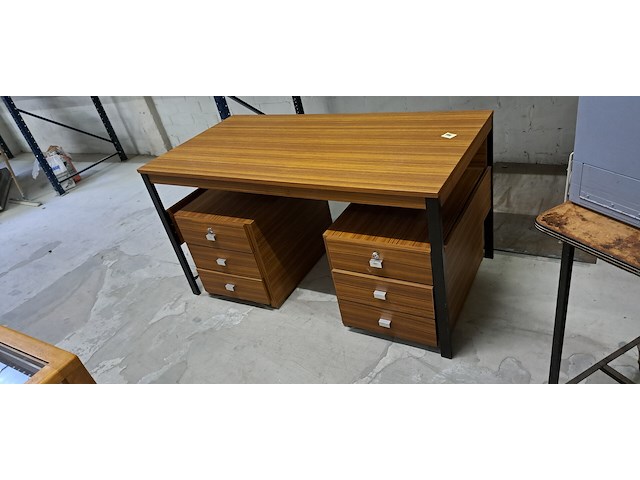 70's vintage bureau met verrijdbare ladeblokken - afbeelding 1 van  2