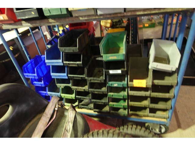 73 stapelbare magazijnbakken - afbeelding 1 van  2