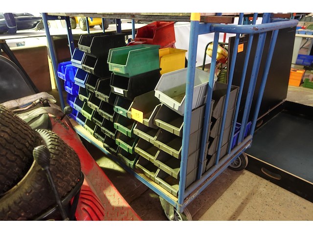 73 stapelbare magazijnbakken - afbeelding 2 van  2