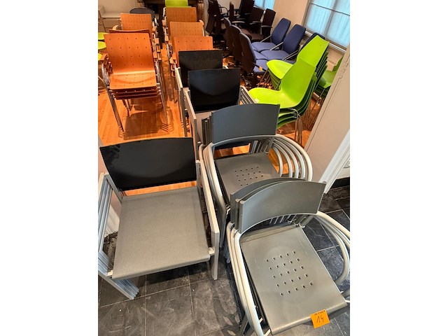73x diverse stapelbare stoel - afbeelding 2 van  7