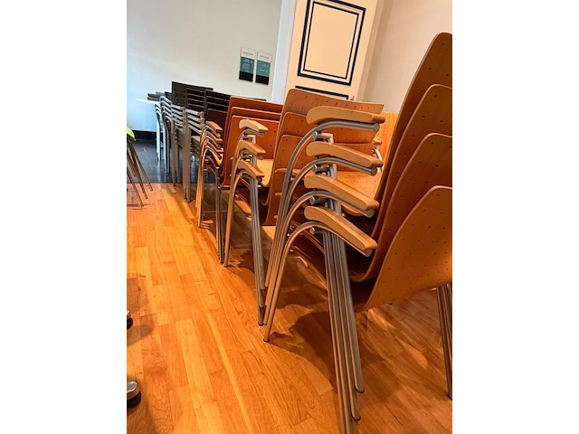 73x diverse stapelbare stoel - afbeelding 5 van  7