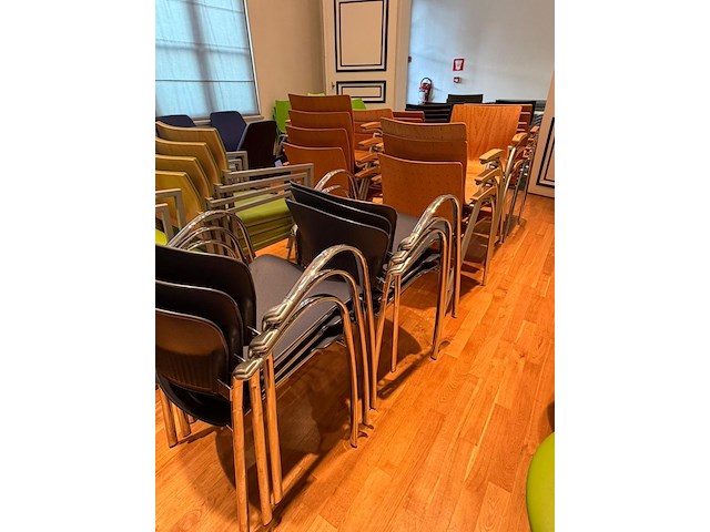 73x diverse stapelbare stoel - afbeelding 7 van  7