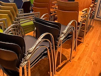 73x diverse stapelbare stoel - afbeelding 7 van  7