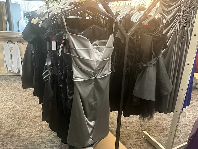 76 m parisienne diverse cocktailjurken (totaalprijs) - afbeelding 1 van  38