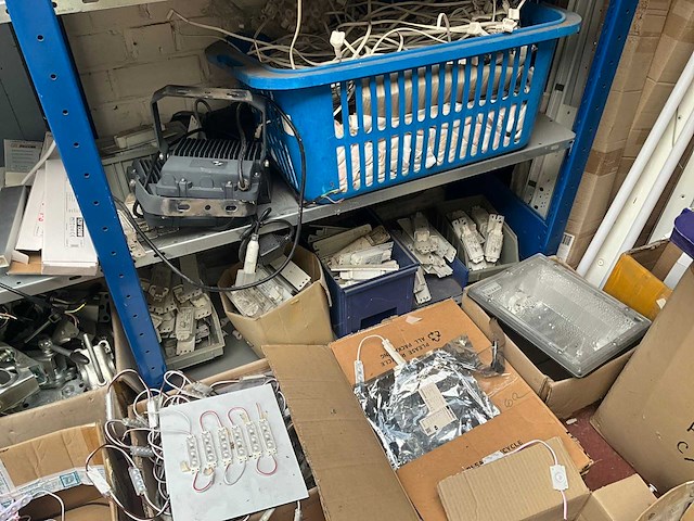 7m magazijnstelling inhoudende diverse elektronica - afbeelding 6 van  37