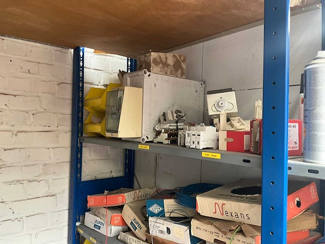 7m magazijnstelling inhoudende diverse elektronica - afbeelding 10 van  37