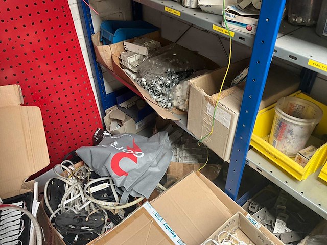 7m magazijnstelling inhoudende diverse elektronica - afbeelding 12 van  37
