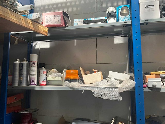 7m magazijnstelling inhoudende diverse elektronica - afbeelding 13 van  37