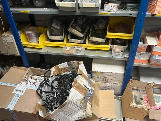 7m magazijnstelling inhoudende diverse elektronica - afbeelding 15 van  37