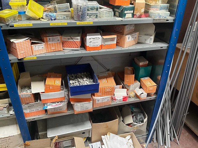 7m magazijnstelling inhoudende diverse elektronica - afbeelding 17 van  37