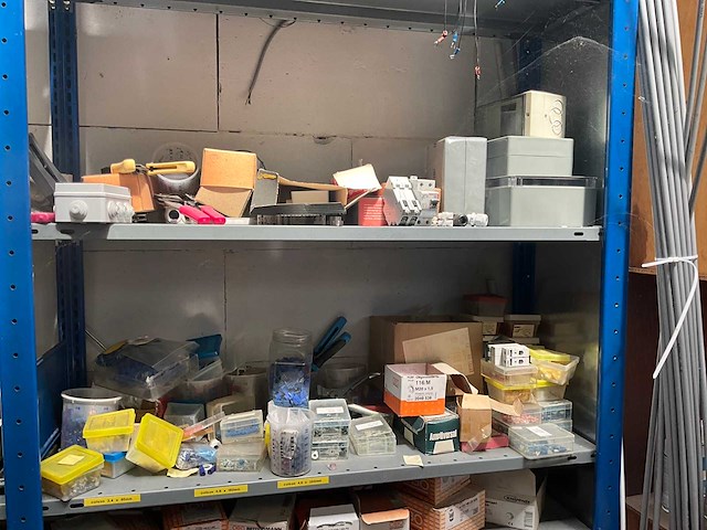 7m magazijnstelling inhoudende diverse elektronica - afbeelding 18 van  37