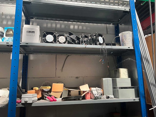 7m magazijnstelling inhoudende diverse elektronica - afbeelding 19 van  37