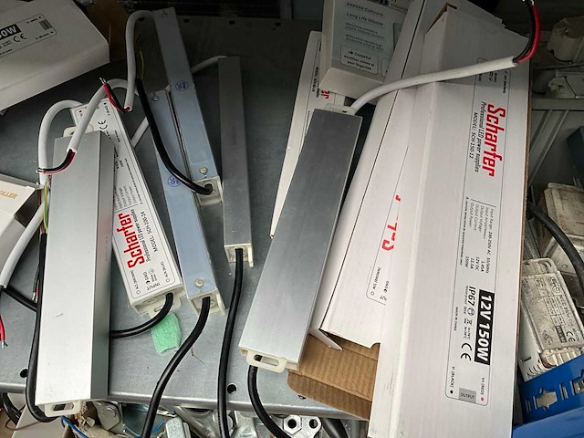 7m magazijnstelling inhoudende diverse elektronica - afbeelding 22 van  37