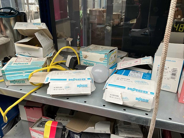 7m magazijnstelling inhoudende diverse elektronica - afbeelding 24 van  37